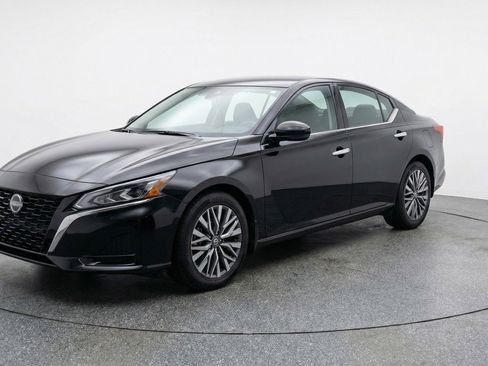 Used 2025 Nissan Altima 2.5 SV image 2