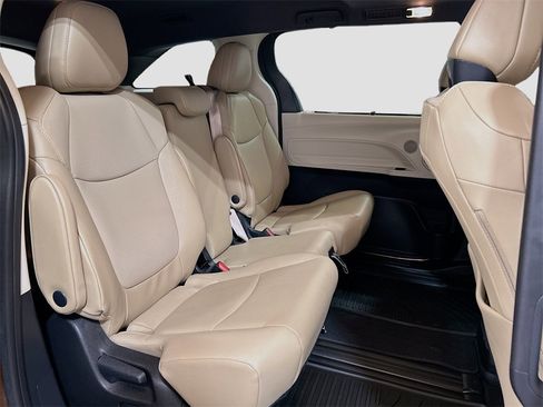 Used 2023 Toyota Sienna XLE image 26