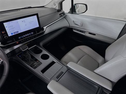 Used 2025 Toyota Sienna XLE w/ XLE Plus Package image 25