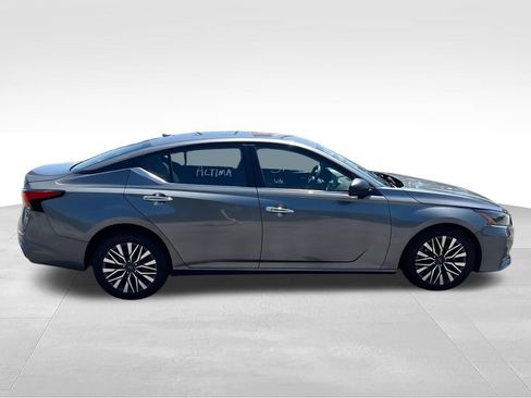 Used 2024 Nissan Altima 2.5 SV FWD image 9