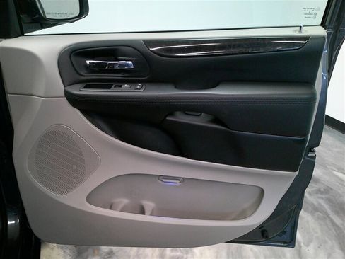 Used 2016 Dodge Grand Caravan SXT w/ Rear Park Assist Package image 29