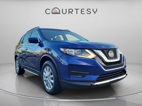Used 2018 Nissan Rogue SV w/ Sun & Sound Touring Package image 4