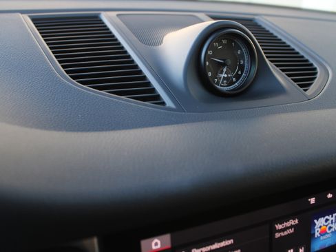 Certified 2025 Porsche Macan image 19