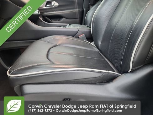 Certified 2025 Chrysler Pacifica Limited FWD image 19