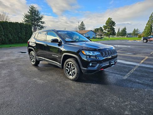 Used 2025 Jeep Compass Trailhawk image 7