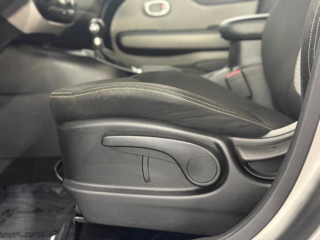 Used 2016 Kia Soul + FWD image 21