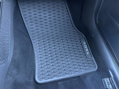 Used 2022 Volkswagen Taos SE image 18