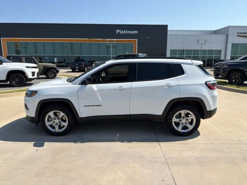 Used 2024 Jeep Compass Latitude AWD/4WD image 2