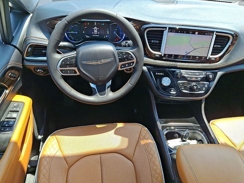 Used 2023 Chrysler Pacifica Pinnacle FWD image 21
