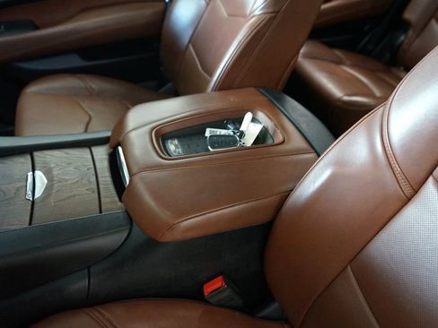 Used 2016 Cadillac Escalade Luxury AWD/4WD image 33