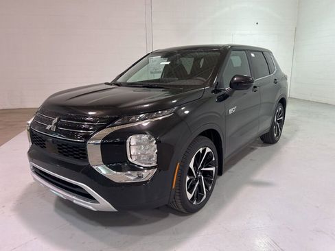 New 2025 Mitsubishi Outlander SE image 3