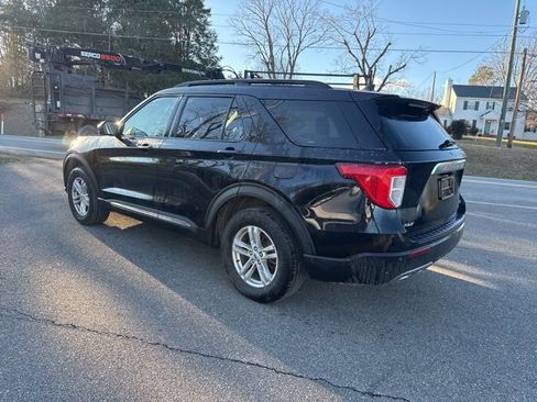 Used 2022 Ford Explorer XLT w/ Equipment Group 202A image 5
