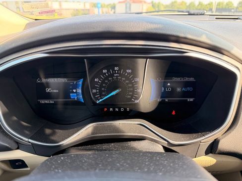 Used 2016 Ford Fusion SE w/ Equipment Group 202A FWD image 15
