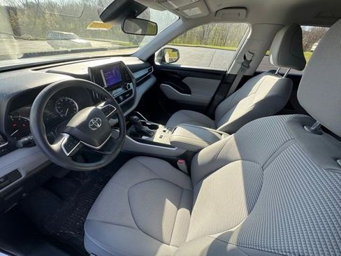 Used 2023 Toyota Highlander L image 11