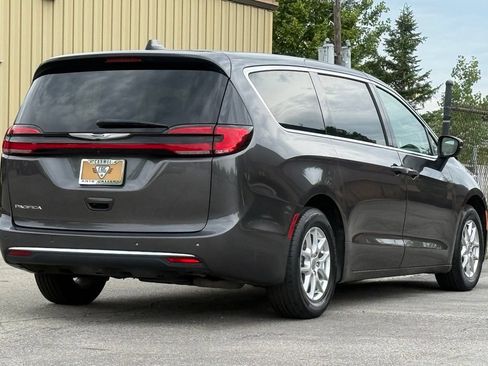 Used 2023 Chrysler Pacifica Touring-L FWD image 5
