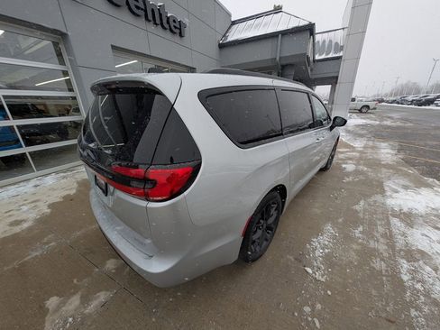 New 2026 Chrysler Pacifica Select w/ S Appearance Package FWD image 6