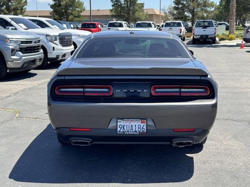 Used 2019 Dodge Challenger SXT RWD image 5