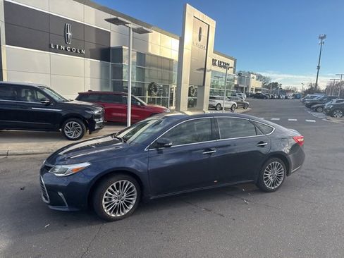 Used 2017 Toyota Avalon Limited image 2