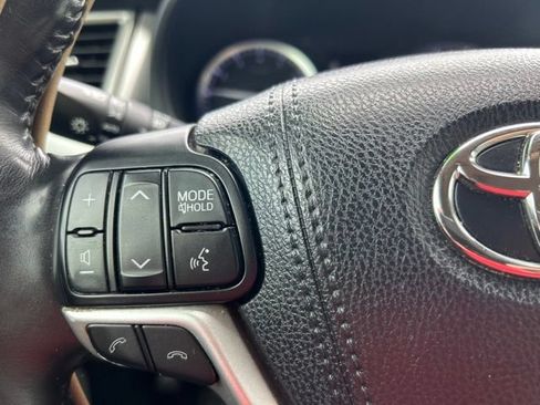 Used 2018 Toyota Highlander Limited Platinum FWD image 26