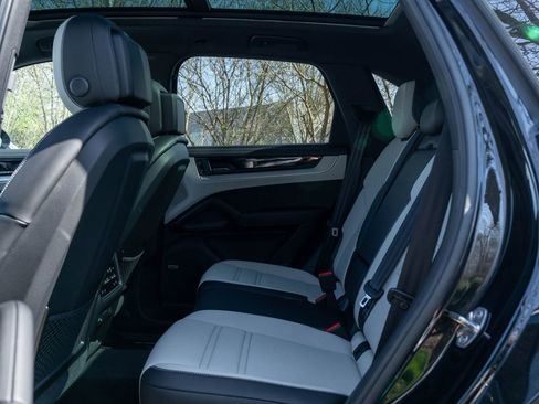 Used 2024 Porsche Cayenne S image 32