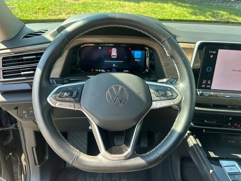 Used 2025 Volkswagen Atlas SE AWD/4WD image 13