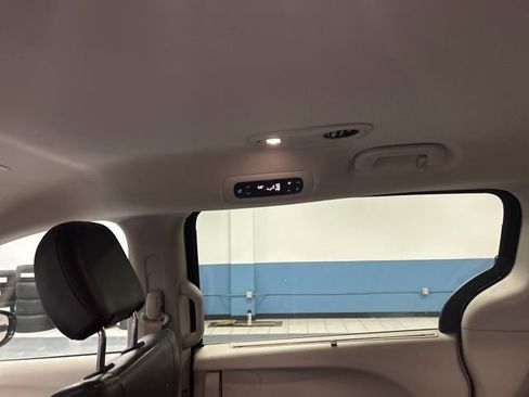 Used 2019 Chrysler Pacifica Touring-L image 17