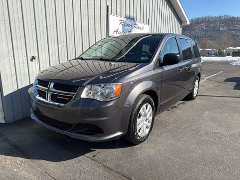 Used 2018 Dodge Grand Caravan SE w/ UConnect Hands-Free Group image 14