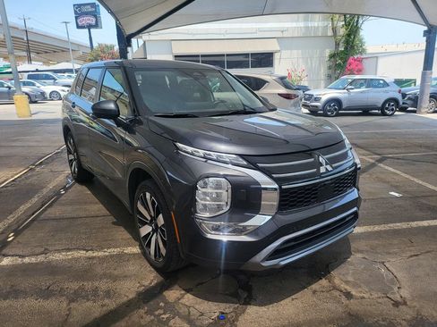 Used 2025 Mitsubishi Outlander SE AWD/4WD image 2