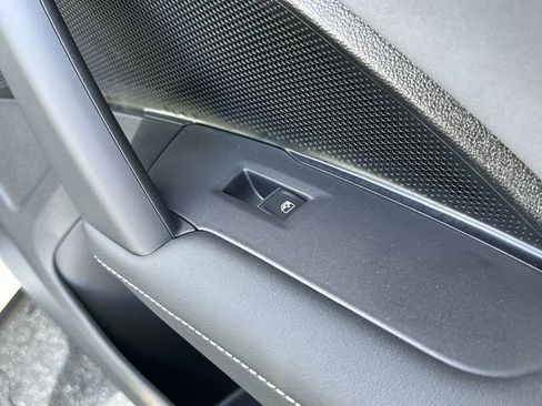 New 2025 Volkswagen Tiguan SE image 31