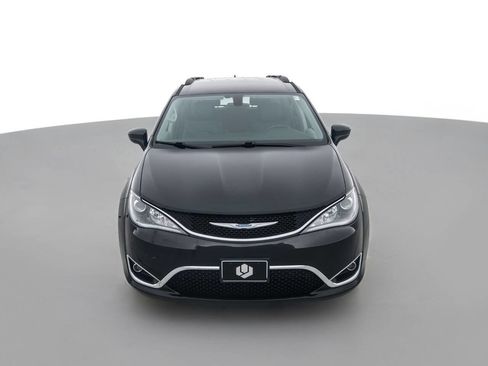 Used 2018 Chrysler Pacifica Touring-L w/ Tire & Wheel Group FWD image 2