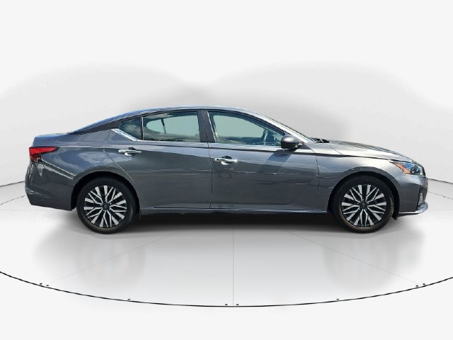 Used 2024 Nissan Altima 2.5 SV FWD image 2