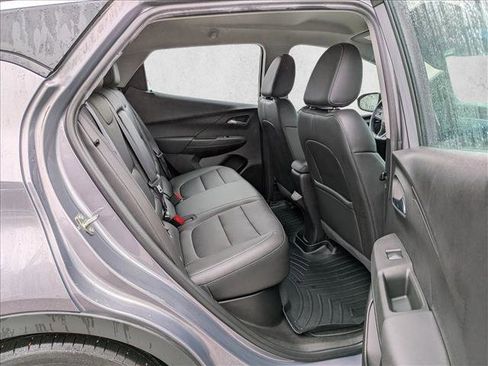 Used 2023 Chevrolet Bolt LT w/ Infotainment Package FWD image 19