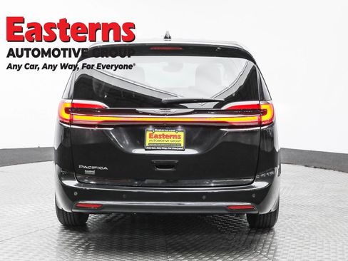 Used 2023 Chrysler Pacifica Touring-L FWD image 6