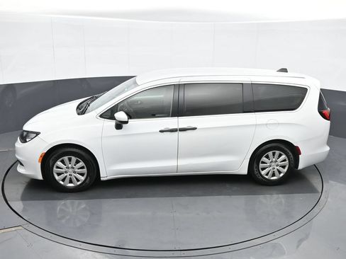 Used 2020 Chrysler Voyager L FWD image 19