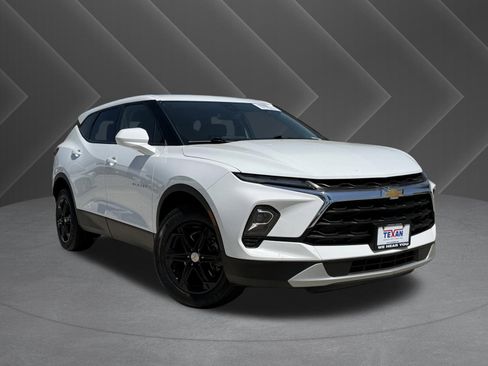 Used 2025 Chevrolet Blazer LT AWD/4WD image 2