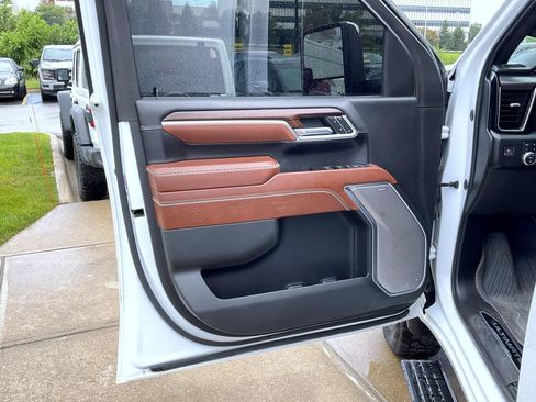 Certified 2024 GMC Sierra 3500 Denali Ultimate AWD/4WD image 9