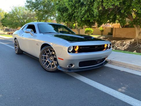 Used 2019 Dodge Challenger R/T image 2