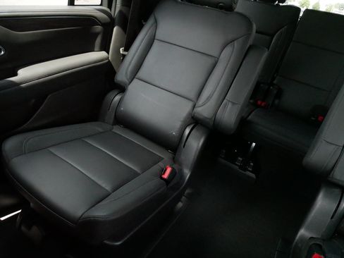 Used 2022 Chevrolet Suburban Z71 w/ Luxury Package AWD/4WD image 13