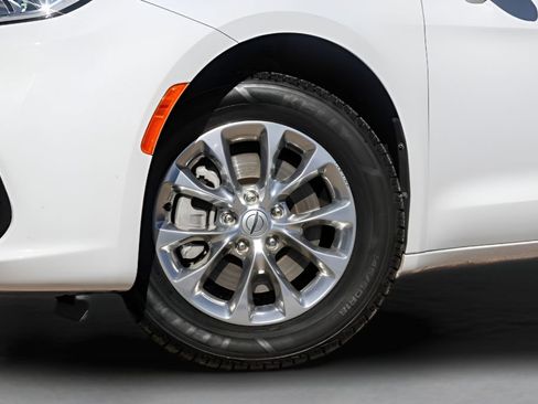 Used 2022 Chrysler Pacifica Touring-L AWD/4WD image 4