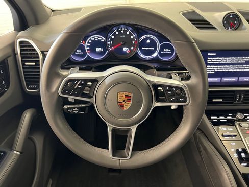 Used 2022 Porsche Cayenne Platinum Edition image 17
