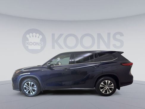 Used 2022 Toyota Highlander XLE AWD/4WD image 7