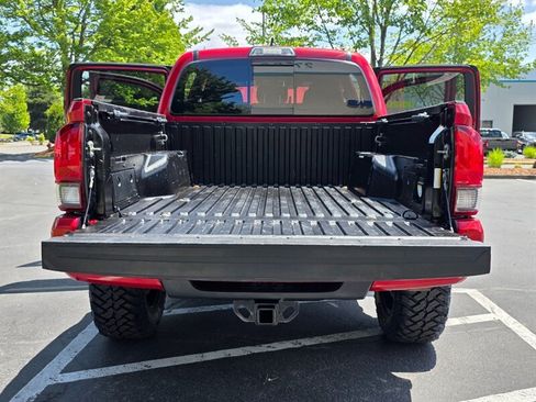 Used 2018 Toyota Tacoma TRD Off-Road w/ Technology Package AWD/4WD image 29