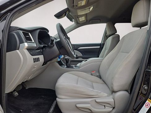 Used 2019 Toyota Highlander LE FWD image 21