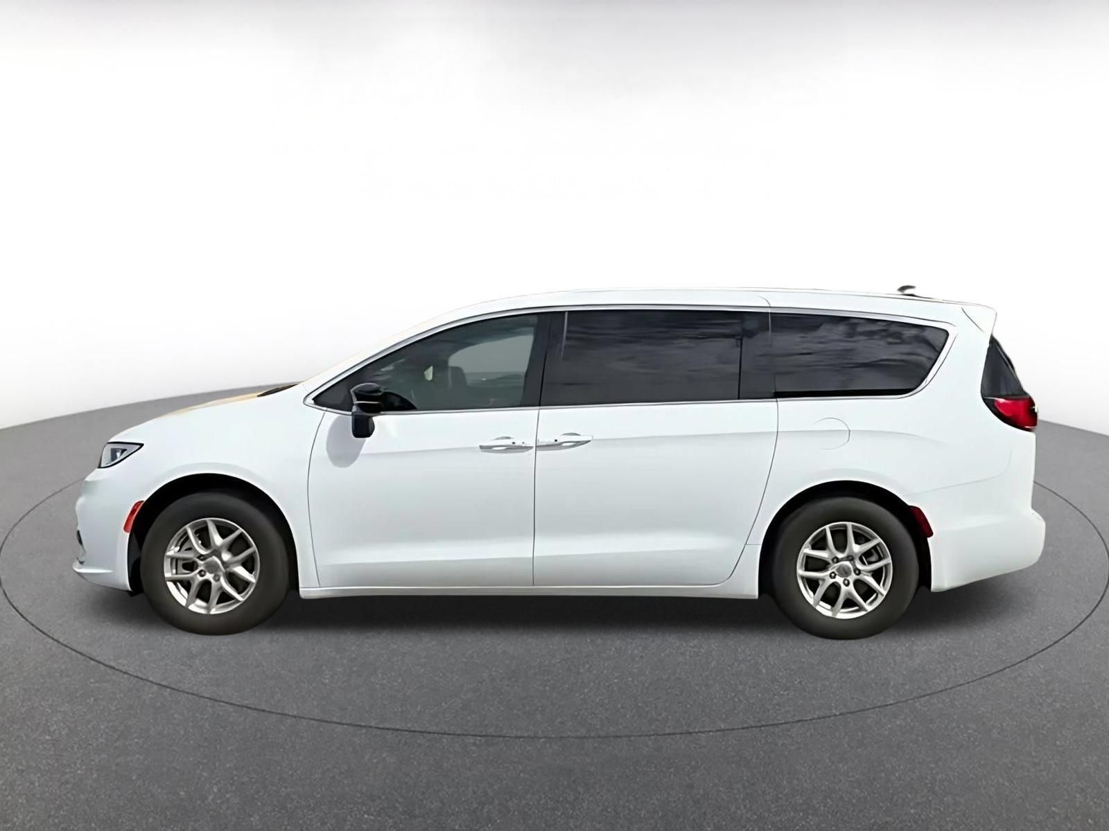 Used 2025 Chrysler Pacifica Select FWD image 9
