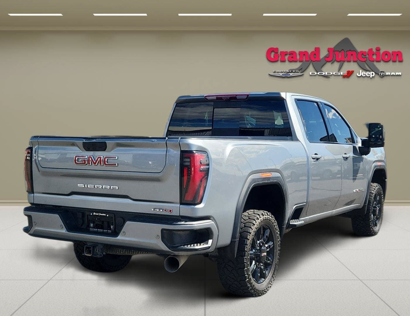 Used 2024 GMC Sierra 2500 AT4 w/ Technology Package AWD/4WD image 4