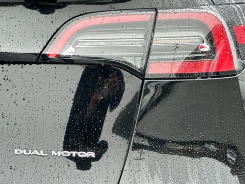 Used 2022 Tesla Model Y Long Range image 23