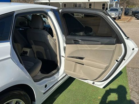 Used 2017 Ford Fusion SE w/ Fusion SE Technology Package image 21