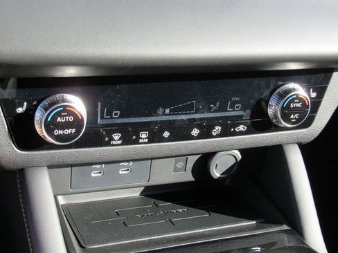 New 2025 Mitsubishi Outlander SE image 18