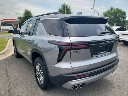 Used 2025 Chevrolet Traverse LT w/ Driver Confidence Package FWD image 5