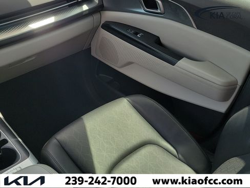 Used 2024 Kia Carnival LX FWD image 19